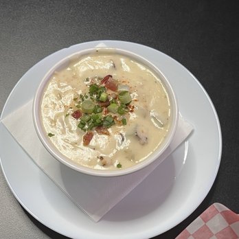 B&D's Food Hut - The best and creamiest chowder on the block. - Burgers Near Me - Long Beach, Washington