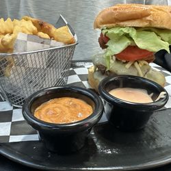 La Casita De Las Frutas - Hamburguesa y papas fritas