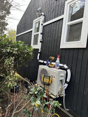 TNT Heating and Cooling Logo