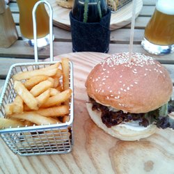 Hotel Zur Eule - Burger mit Pommes und einem leckeren Bier im Hotel Kostbar in Neuenrade. (31.05.2018) H. S.