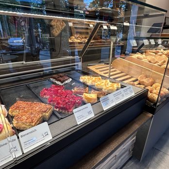 Cafe Ernst - Das freundliche Team hinter dem gut bestückten Tresen nimmt sich Zeit für die Kunden - Bakeries Near Me - Dreieich, HE