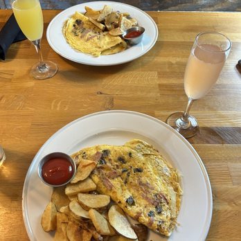Didi’s Downtown - Canadian bacon & Mushroom omelette, Mimosas - Cheesesteaks Near Me - Frisco, Texas