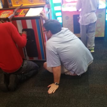 Chuck E. Cheese - Guy trying to fix machine, nosey ass father insisting he help smh - Arcades Near Me - Atlanta, Georgia