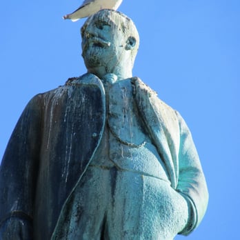 Byparken - Mr Gull declaring himself king of the statue. - Parks Near Me - Bergen, 12