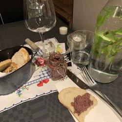 Gastronomia Italiana - Bröd vatten och "tapenade" innan maten.