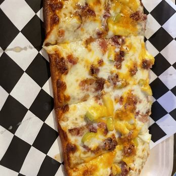 Barn Door Public House - BAM Flatbread ($12): This had bacon, green apple, sharp cheddar, and cinnamon-maple. - Beer Gardens Near Me - Escondido, California