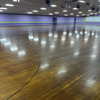Christiana Skating Center - This time around much better, early first session had clean floors. - Skating Rinks Near Me - Newark, Delaware