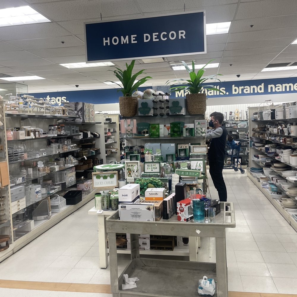 Marshalls - Department Stores Near Me - Studio City, California