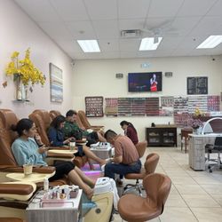 Lux Nails & Spa