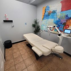 Hawaiian Holiday Tanning Salon - This is the poly facial as you can see they don't provide towels of clothes for you and God only knows who was laying on that chair before y
