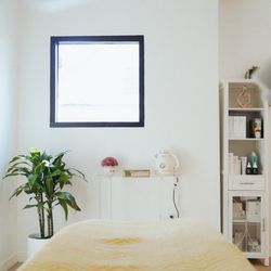 Skincare by Perry - A soft space for deep skin renewal.
Warm light, gentle touches, and treatments tailored just for you.
Your glow starts here.