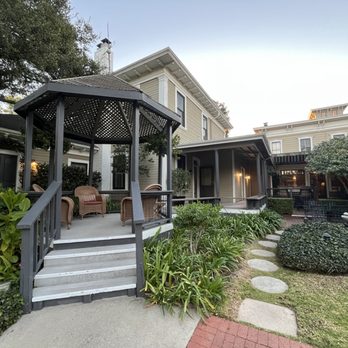 Upham Hotel - Courtyard/gazebo - Hotels Near Me - Santa Barbara, California