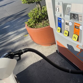 76 Gas Station - Filling up - Gas Stations Near Me - Fresno, California 76 Gas Station - Filling up - Gas Stations Near Me - Fresno, California