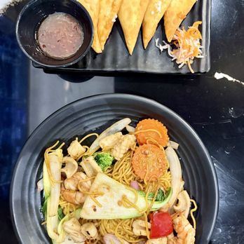 Long's Vietnamese Kitchen - Seafood yakisoba and A6. Lobster Wonton - Hoanh Thanh Chien (5 pcs) - Vietnamese Near Me - Aloha, Oregon