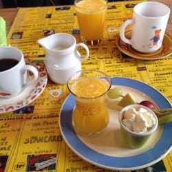 Québec Café - Petite brochette de fruits, jus d'orange frais et crème fraîche (1ère partie de la formule brunch).