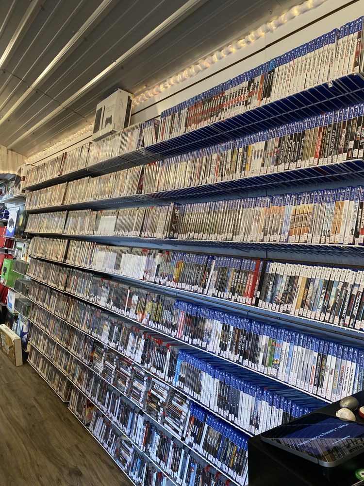 Player 1 Gaming & Collectibles  Logo