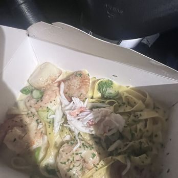 Ceron Kitchen - The Seafood Fettuccine - New American Near Me - Alameda, California Ceron Kitchen - The Seafood Fettuccine - New American Near Me - Alameda, California