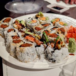 Seoul Pub Sushi Chicken Beer - Assorted sushi