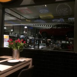 Officina del Gusto - Blick zur Radius Garage (Oldtimer)