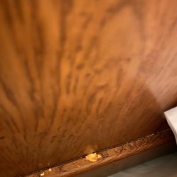 Jonathan Creek Inn and Creekside Villas - More crumbs on head board