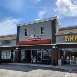 Sweet Mamas Restaurant - Front entrance, situated in a strip mall not easily visible from Narcoosee