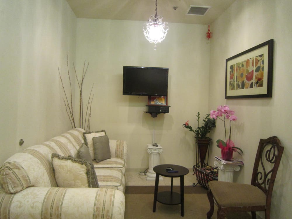 Aroma Beauty Center Logo
