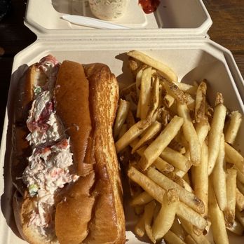 St Paul Fish Company - Lobster roll - Seafood Near Me - Milwaukee, Wisconsin