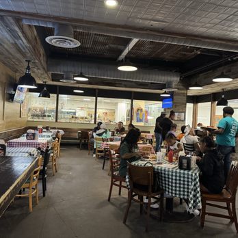 Gus's World Famous Fried Chicken - Inside - Southern Near Me - Atlanta, Georgia