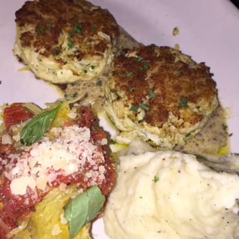 Houston's Restaurant - Crab cakes w/ squash which were awful. Ribs and mash potato which were amazing ! - American Near Me - Hackensack, New Jersey