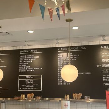 Jeni's Splendid Ice Creams - Flavors and sizes from my position in line. - Ice Cream & Frozen Yogurt Near Me - Beverly Hills, California