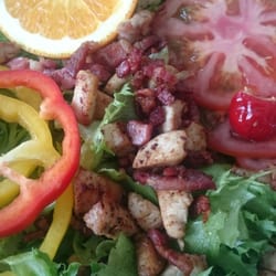 Trattoria da Ernesto - Salat med kylling og bacon. Innbydende med fine farger, men mangler litt smak.