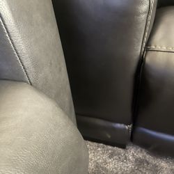 Hansen's Furniture - The owners must be colored blind. This gray recliner is not the black recliner we ordered.