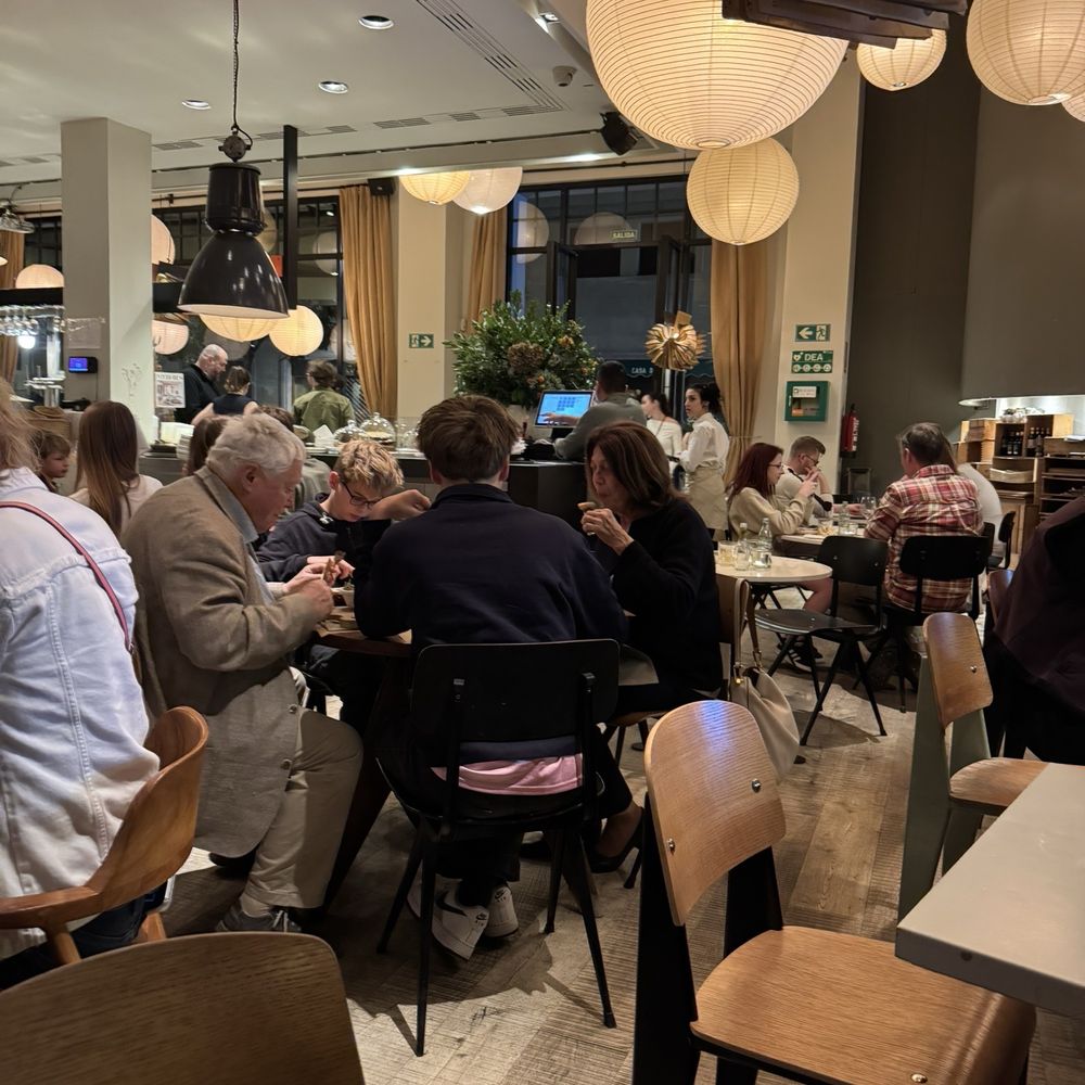 Bar Lobo - Upscale casual ambiance - Bars Near Me - Barcelona, B