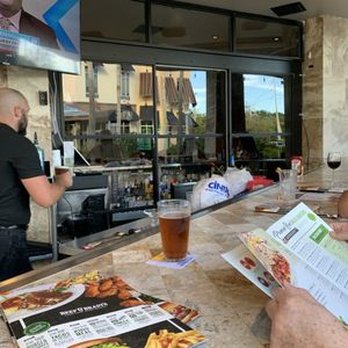 Beef 'O' Brady's - Outdoor bar. - Sports Bars Near Me - Oldsmar, Florida