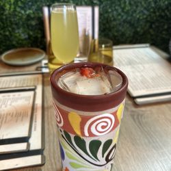 De Poca Madre Brunch Spot - Horchata con fresas y cinnamon