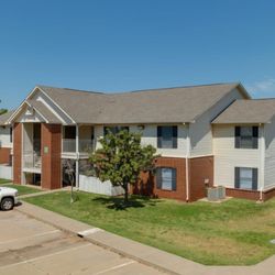 Chapel Ridge of Stillwater - exterior building with parking lot