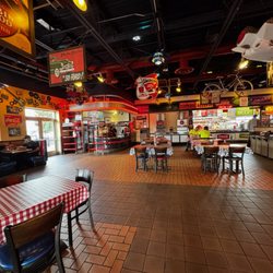 Portillo's Brookfield - Interior seating