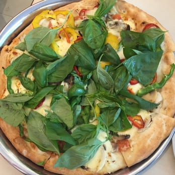 La Continental - Grande vegetarian - no tomato sauce! Basil fresh but cheese has no flavor. Get something with tomato sauce! - Empanadas Near Me - Buenos Aires, C