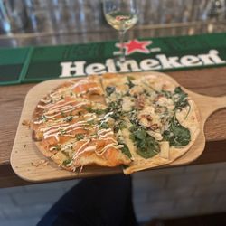 De Ebeling - This is the half salmon and half goat cheese flat bread. The crust is as good as it gets.!!