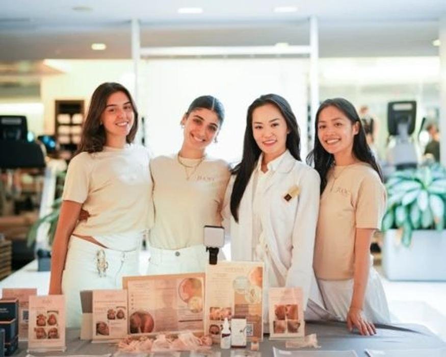 Jloo Beauty Experts Logo