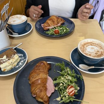 JOZI Brunch Panthéon - Ham and cheese croissant with chai lattes - Coffee & Tea Near Me - Paris, 75 JOZI Brunch Panthéon - Ham and cheese croissant with chai lattes - Coffee & Tea Near Me - Paris, 75
