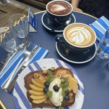 Kozy Bosquet - Brioche with seasonal fresh fruit, cream, and toasted hazelnuts. Hot chocolate and dirty chai latte - Coffee & Tea Near Me - Paris, 75 Kozy Bosquet - Brioche with seasonal fresh fruit, cream, and toasted hazelnuts. Hot chocolate and dirty chai latte - Coffee & Tea Near Me - Paris, 75