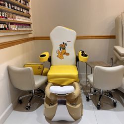 Organic Nail Bar - I love the little kid chair they have.