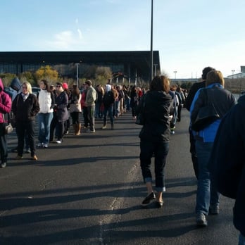 Hot Chocolate 15K/5K - The line to pick up the packet and hoodie the Friday before the race ...1-1.5+he wait..and its 3pm!.. - Races & Competitions Near Me Hot Chocolate 15K/5K - The line to pick up the packet and hoodie the Friday before the race ...1-1.5+he wait..and its 3pm!.. - Races & Competitions Near Me