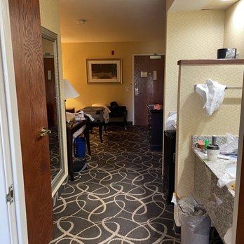 Best Western Plus Eau Claire Conference Center - A wealth of yellow and brown - Hotels Near Me - Eau Claire, Wisconsin Best Western Plus Eau Claire Conference Center - A wealth of yellow and brown - Hotels Near Me - Eau Claire, Wisconsin