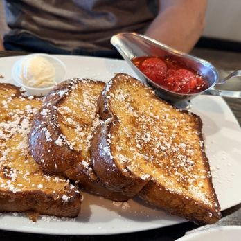 Broken Yolk Cafe - Classic French Toast - Breakfast & Brunch Near Me - Fullerton, California