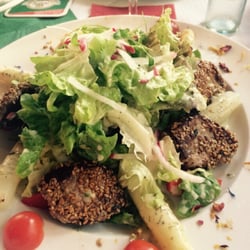 Der Wolpertinger - Alles was der Sommer zu bieten hat. Salat mit Wildschweinmedallion garniert mit Spargel und Erdbeeren!!