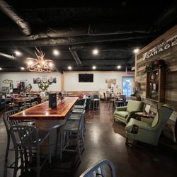 Doc’s Cellar - Lovely interior! Well decorated...feel so homey!