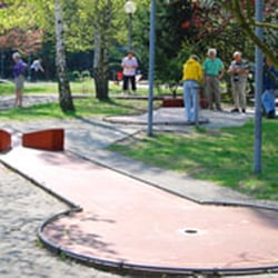 Tempelhofer Miniaturgolfverein 65 - Bahn 17 auf der Betonanlage mit Blick auf den Platz