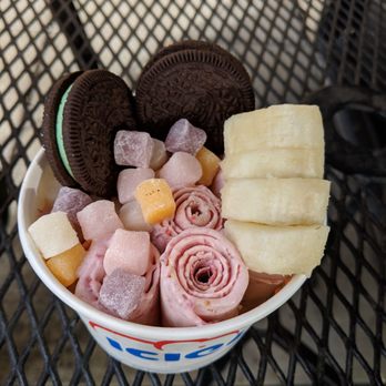 ICICLES - Strawberry fantasy with toppings: bananas, mochi balls, mint oreos - Ice Cream & Frozen Yogurt Near Me - Cupertino, California